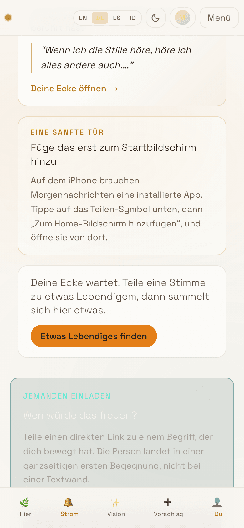 Mobile screenshot of /feed/you showing the 'Eine sanfte Tür' push-notification card with the toggle rendered ON in amber next to the heading 'Morgennachrichten sind an' and a short lede promising quiet notes when warmth returns to something she touched.